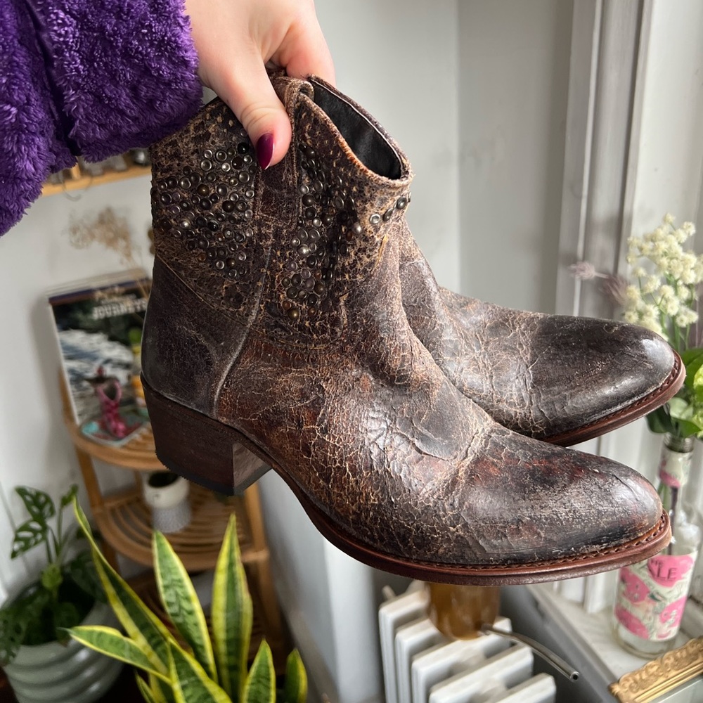 Sendra Sendra/ Frye Deborah Studded Boot 7.5(38), Short Distressed Brown/grey